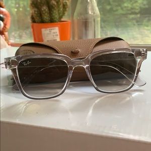 Amazing condition‼️‼️Ray Bans Chic clear frame